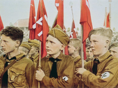Члены Гитлерюгенда на митинге. 