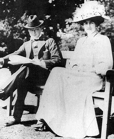 Уинстон Черчилль с невестой Клементиной Хозиер. 1908 г.