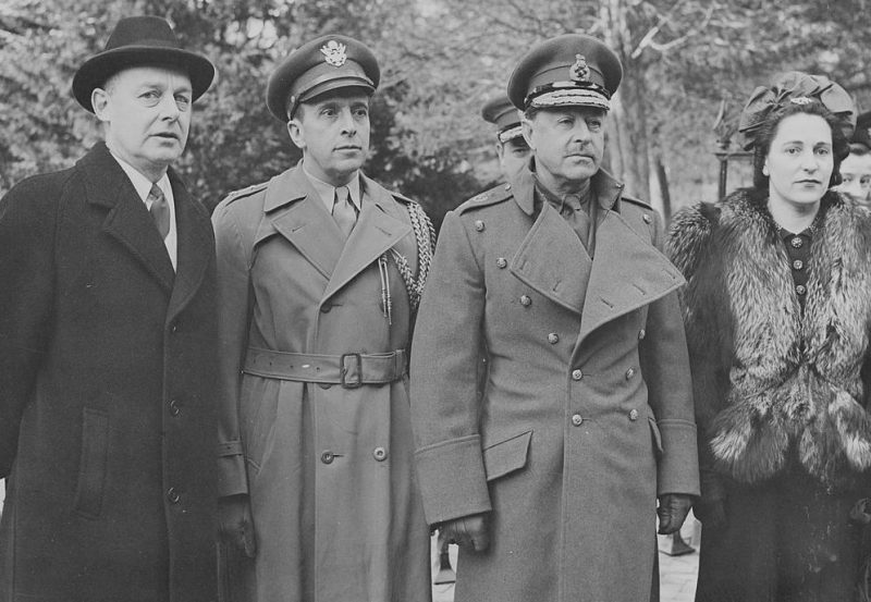 Фотография британского фельдмаршала Гарольда Александера и миссис Александр с двумя неизвестными мужчинами, возможно, на горе. 1947 г.