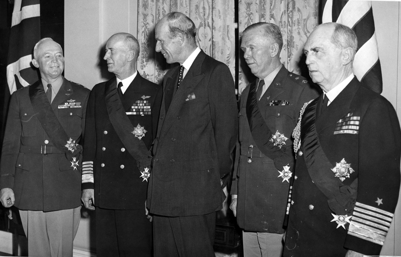 Лорд Галифакс принимает американских военнослужащих в посольстве Великобритании. 1945 г. 