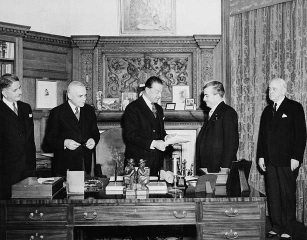 Генерал-губернатор Канады Гарольд Александер получает законопроект об условиях союза Ньюфаундленда с Канадой. 1949 г. 