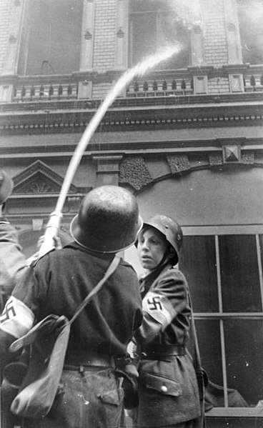 Члены Гитлерюгенда принимают участие в процессе тушения пожара после бомбардировок.