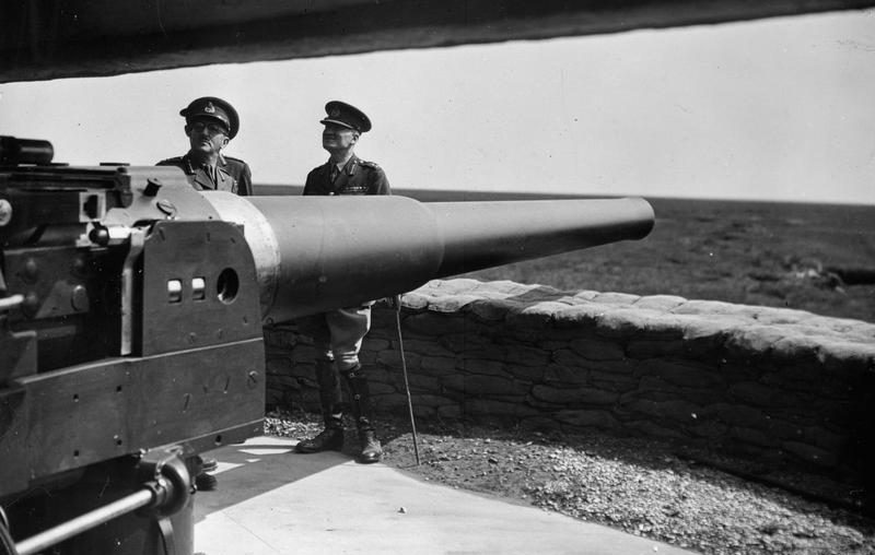 Генерал сэр Алан Брук во время визита в Северное командование с генералом сэром Рональдом Адамом у 6-дюймового орудия береговой обороны. 1940 г.