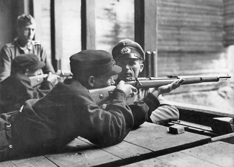 Учебная стрельба для членов Гитлерюгенда в военно-учебном лагере.