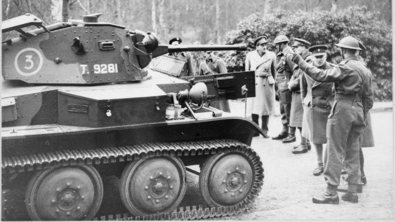 Генерал Алан Брук у легкого танка «Тетрарх» в Штабном колледже. Кемберли, 1941 г.
