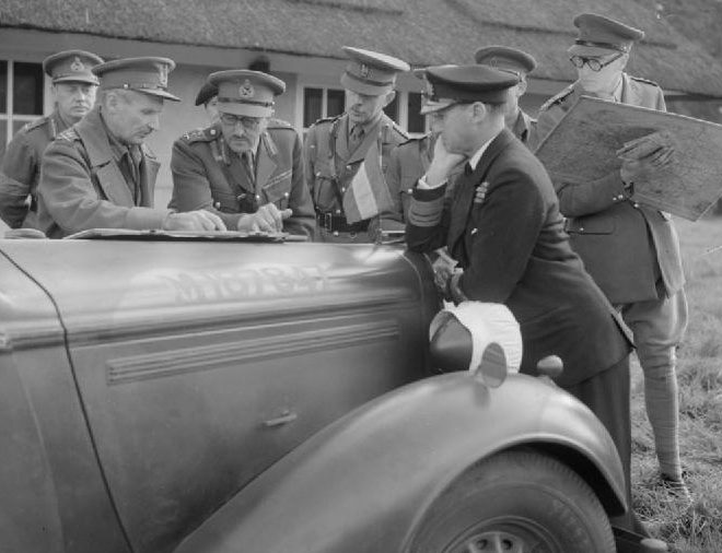 Генерал-лейтенант Бернард Монтгомери и генерал сэр Алан Брук во время учений «Бампер». 1941 г.