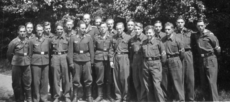 Групповое фото учеников 7-го класса Гете-гимназии во Франкфурте, 1926 года рождения, полностью призванного в феврале 1943 года в качестве Flakhelfe.