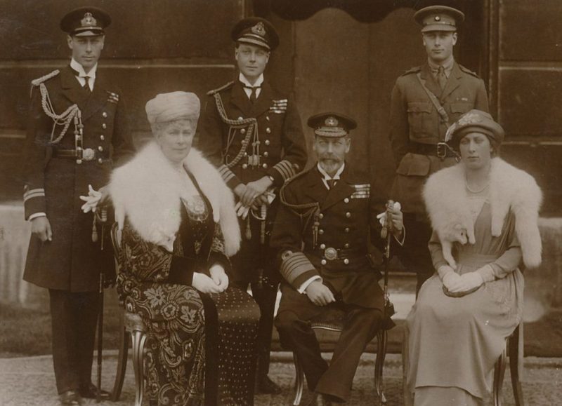Групповой портрет британской королевской семьи: король Георг V и королева Мария Текская с сыновьями и дочерью. 1921 г.