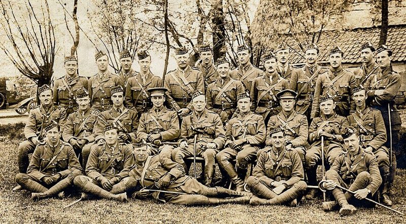 Черчилль и его товарищи-офицеры 6-го Королевского шотландского стрелкового полка в Плогстерте, Бельгия. 1916 г.