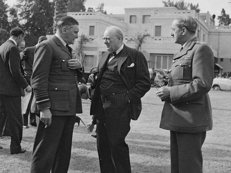 Уинстон Черчилль с главным маршалом авиации сэром Шолто Дугласом и генералом сэром Аланом Бруком, начальником Имперского генерального штаба в саду посольства Великобритании в Каире. 1942 г.