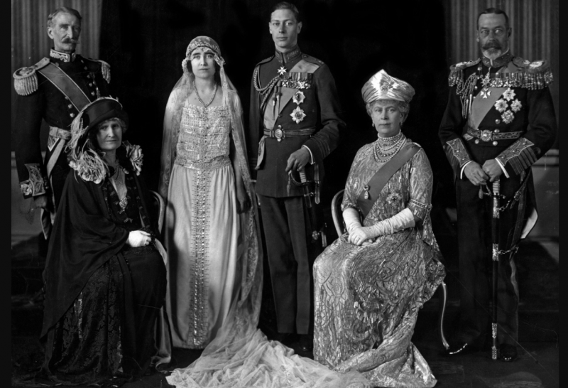 Свадебный портрет герцога и герцогини Йоркских с родителями, графом и графиней Стратмор, а также королевой Марией и королем Англии Георгом V. 1923 г.