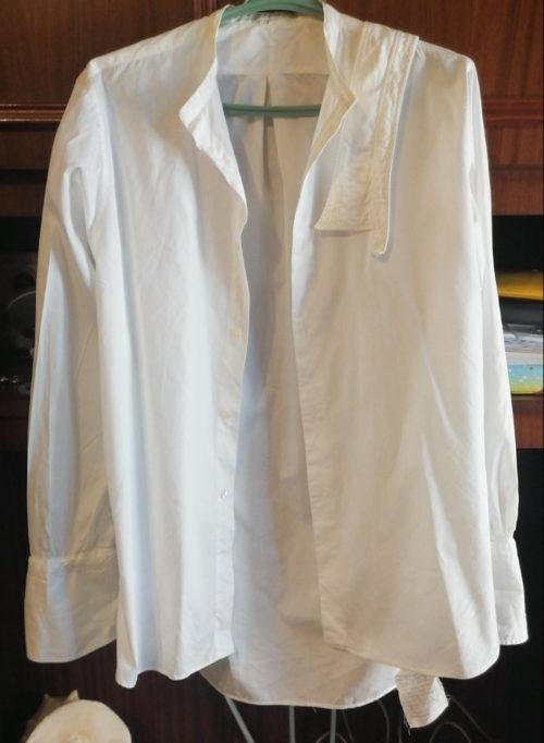 Белая рубашка с пристегивающимся воротником.