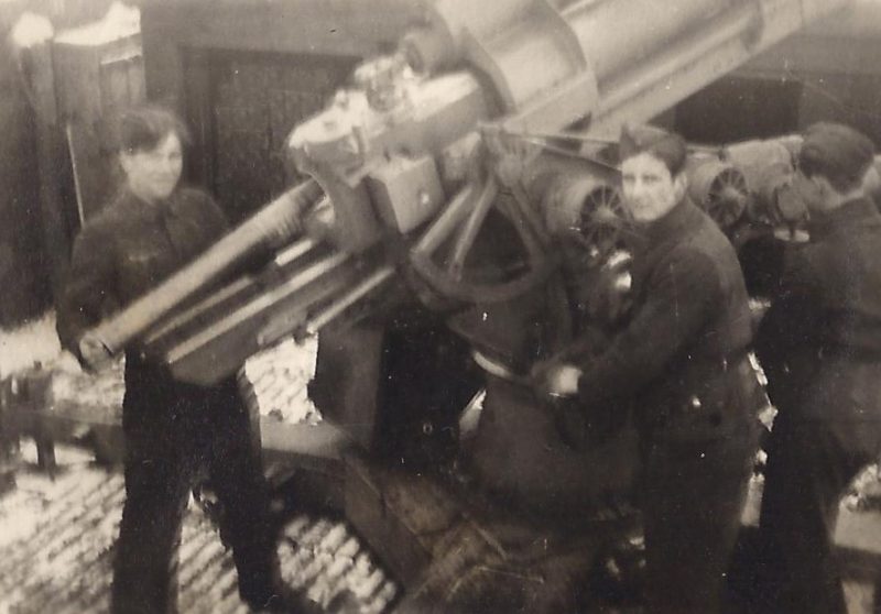 Помощник зенитчиков в качестве заряжающего и наводчика на 8,8-см орудии «Берта». Январь 1944 г