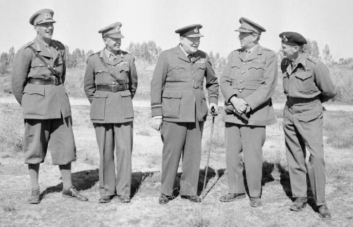 Премьер-министр Уинстон Черчилль с генерал-лейтенантом Оливером Лиз, генералом Гарольдом Александером, генералом Аланом Бруком и генерал Бернардом Монтгомери. Триполи, 1943 г.