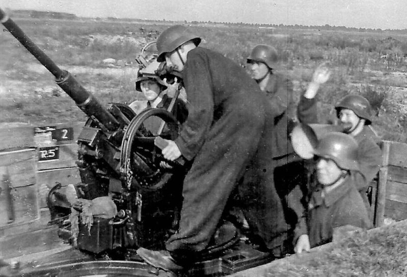 Flakhelfe на позиции с зенитным орудием 2 cm Flak 38. Лето 1944 г.