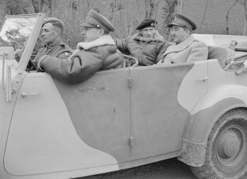 Генерал Бернард Монтгомери в своей штабной машине с генералом Гарольдом Александером и генералом Аланом Бруком во время инспекции штаба 8-й индийской дивизии. Италия, 1943 г.