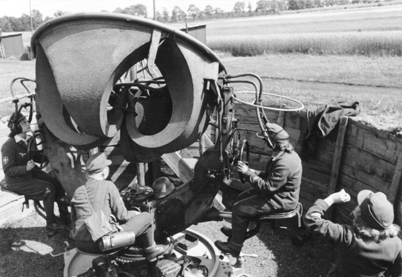Девушки-помощники зенитчиков у звукоулавдивающей установки в 1943 году. 
