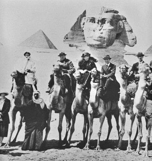 Уинстон и Клементина Черчилль Гертруда Белл и Т. Э. Лоуренс в Египте. 1921 г.