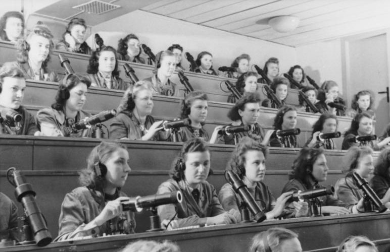 Обучение девушек Flakhelfe. 1944 г. 