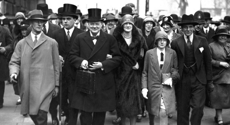 Черчилль с женой Клементиной и детьми Сарой и Рэндольфом. 1929 г.