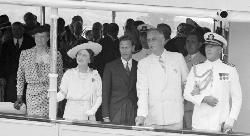 Франклин и Элеонора Рузвельт с королем Георгом VI и королевой Елизаветой на авианосце «Потомак». 1939 г.