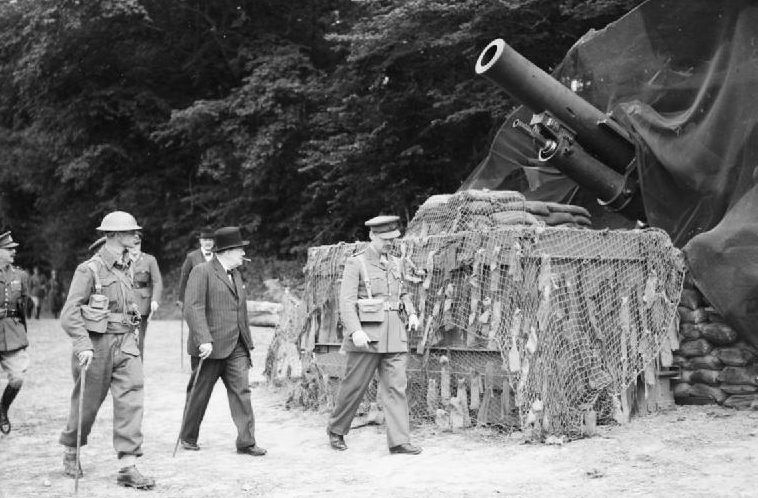 Уинстон Черчилль осматривает 9,2-дюймовые гаубицы 57-го (Ньюфаундленд) тяжелого полка Королевской артиллерии во время обхода обороны Восточного побережья. 1940 г. 