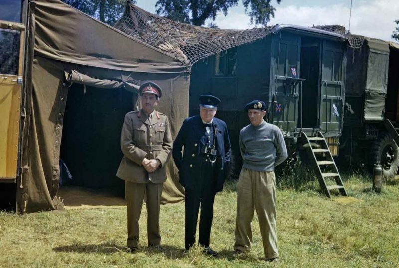 Брук и Черчилль посещают мобильный штаб Бернарда Монтгомери в Нормандии. Франция, 1944 г.