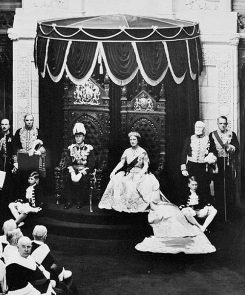 Георг VI в качестве короля Канады с Елизаветой в Сенате Канады. 1939 г.
