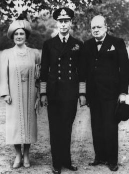 Уинстон Черчилль с Георгом VI и королевой Елизаветой, королевой-матерью. 1940 г. 