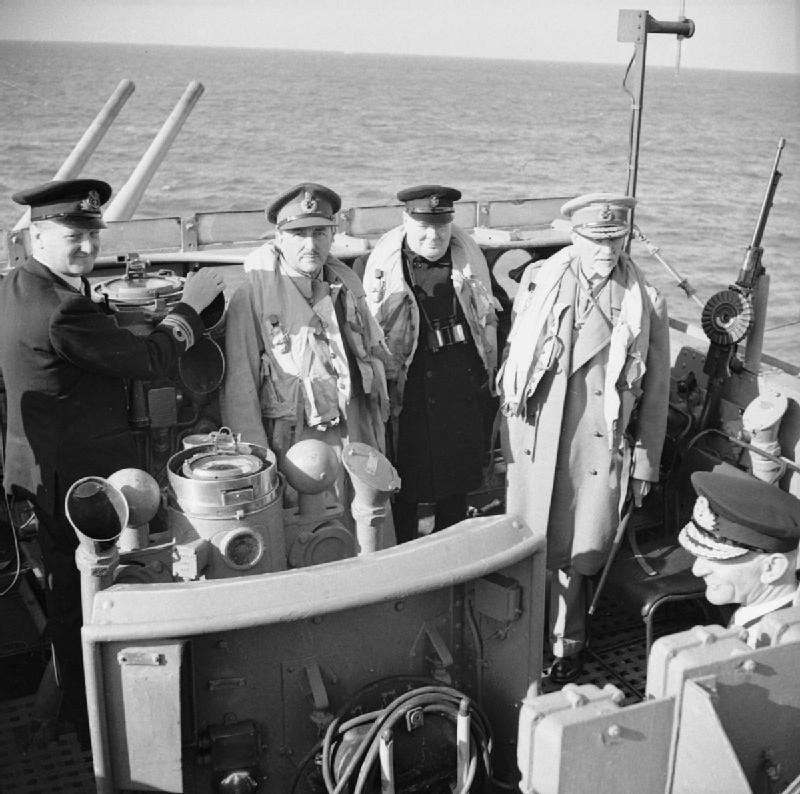 Премьер-министр Уинстон Черчилль на борту эсминца, направляющегося во Францию, с фельдмаршалом Яном Смэтсом, фельдмаршалом сэром Аланом Бруком и контр-адмиралом У. Э. Парри. 1944 г. 