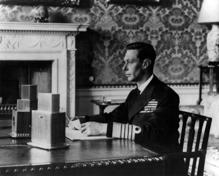 Король Георг VI обращается к британскому народу по радиоканалам BBC News 3 сентября 1939 года, в день, когда Великобритания объявила войну Германии. 