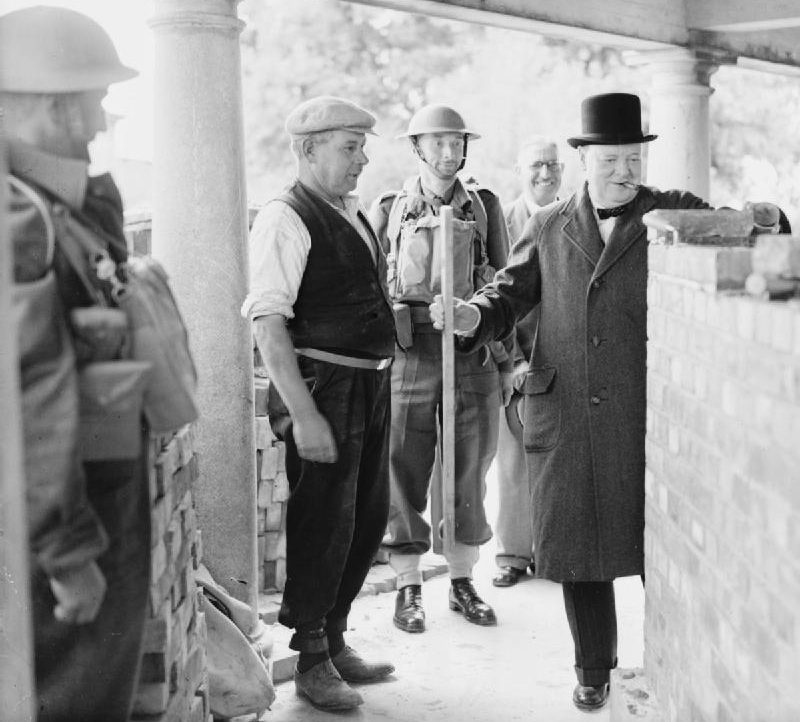 Премьер-министр Уинстон Черчилль символически помогает построить ДОТ в Кэнфорд-Клиффс. 1940 г.