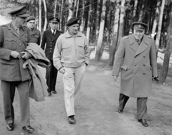Уинстон Черчилль с фельдмаршалом сэром Бернардом Монтгомери и фельдмаршалом сэром Аланом Бруком во время поездки премьер-министра по войскам, участвующим в форсировании Рейна. 1945 г.