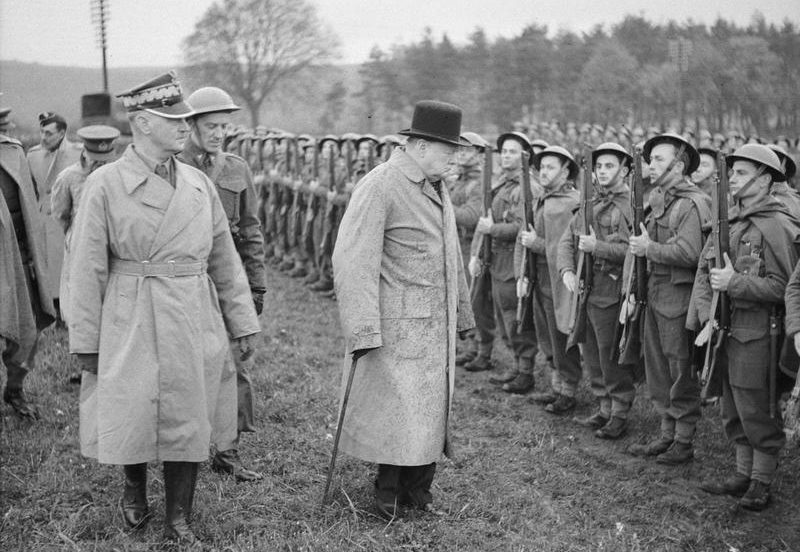 Уинстон Черчилль инспектирует войска 1-го Польского корпуса с генералом Владиславом Сикорским в Тентсмюре в Шотландии. 1940 г.