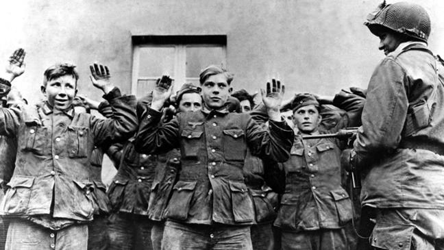 Участники Гитлерюгенда в плену. 1945 г.