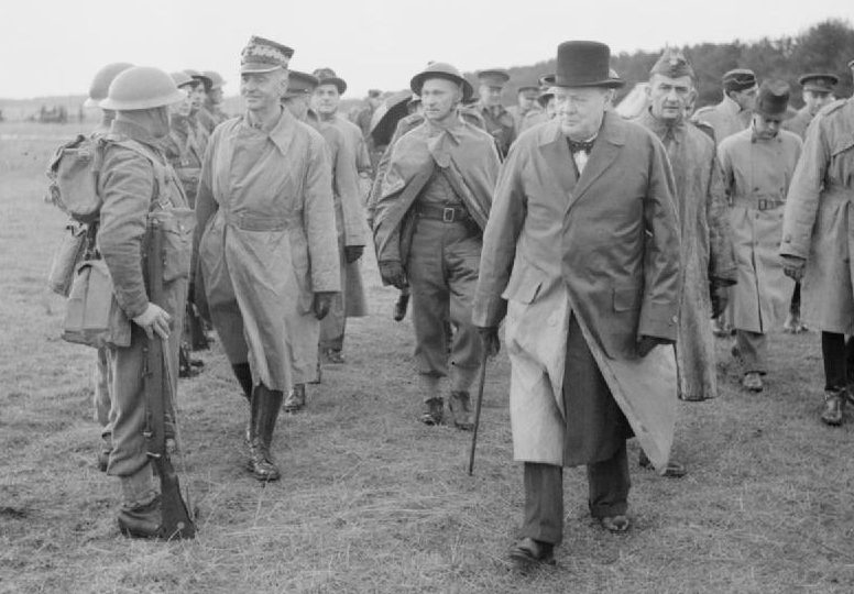 Уинстон Черчилль инспектирует войска 1-го Польского корпуса с генералом Владиславом Сикорским в Тентсмюре в Шотландии. 1940 г.