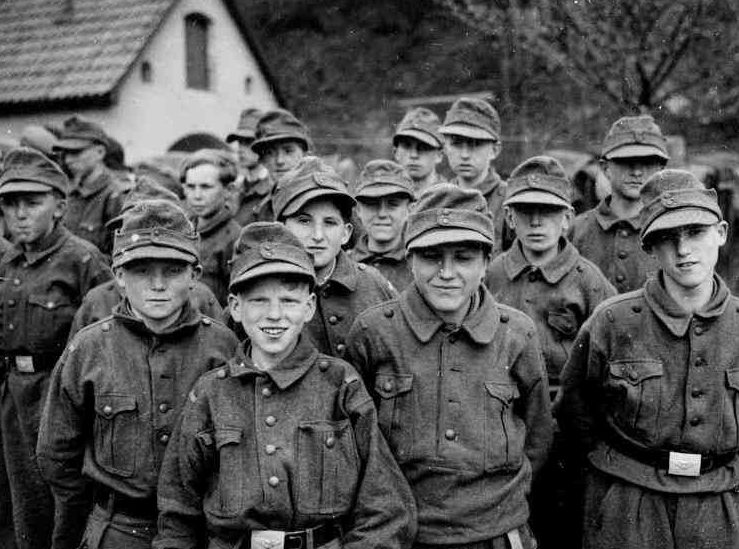 Участники Гитлерюгенда в плену. 1945 г.