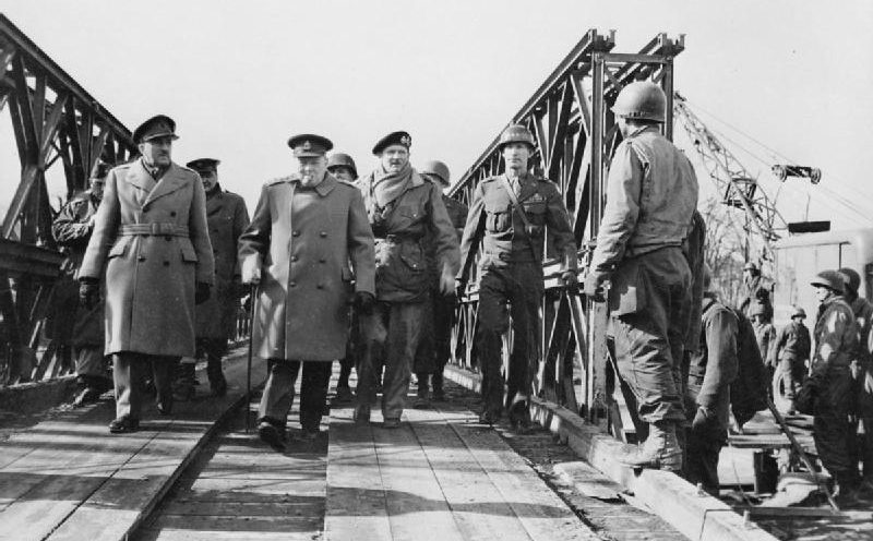 Фельдмаршал сэр Алан Брук, Уинстон Черчилль, фельдмаршал сэр Бернард Монтгомери и генерал-лейтенант Уильям Симпсон на переправе через Рейн. 1945 г. 