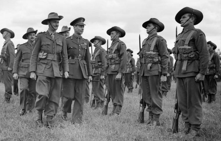 Король Георг VI инспектирует солдат Австралийских имперских сил в Солсбери. 1940 г.