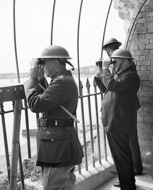 Уинстон Черчилль наблюдает за активностью в Ла-Манше с наблюдательного пункта в Дуврском замке во время обхода обороны. 1940 г.