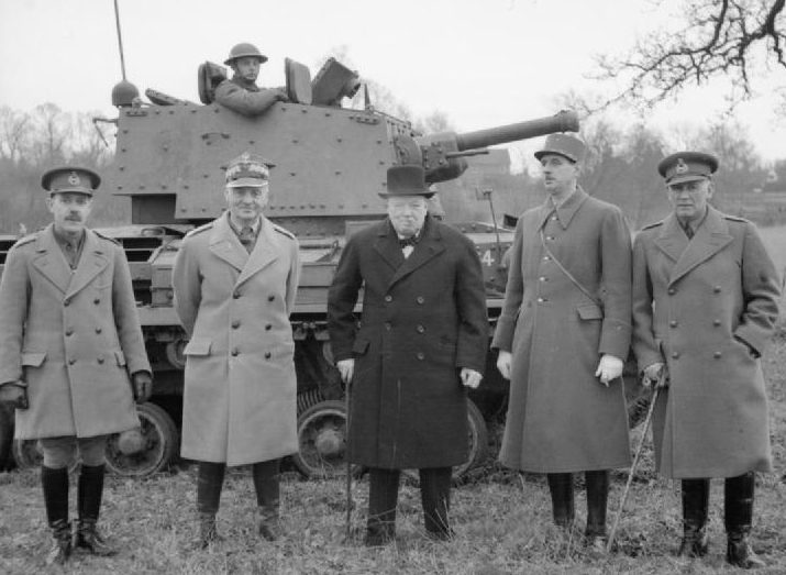 Уинстон Черчилль с генералом Владиславом Сикорским, премьер-министром польского правительства в изгнании и главнокомандующим вооруженными силами Польши и генералом Шарлем де Голлем, командующим французскими войсками у танка Cruiser Mk IIA. 1941 г. 