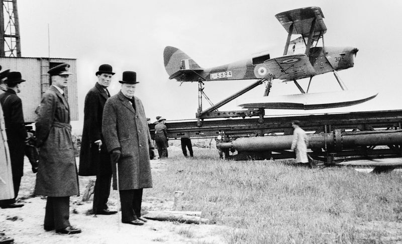 Уинстон Черчилль и военный министр ожидают запуска радиоуправляемого беспилотника-мишени. 1941 г.