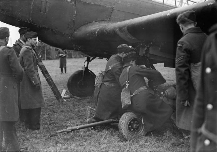 Король Георг VI наблюдает за подвеской бомб во время битвы за Фейри. 1940 г. 