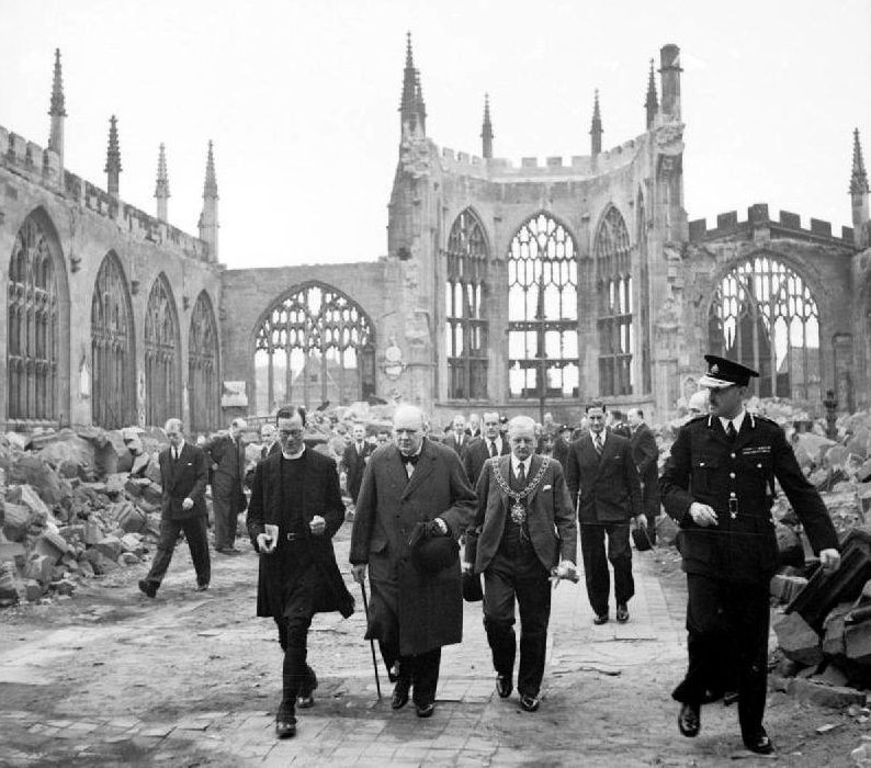 Уинстон Черчилль в разрушенном соборе в Ковентри. 1941 г. 