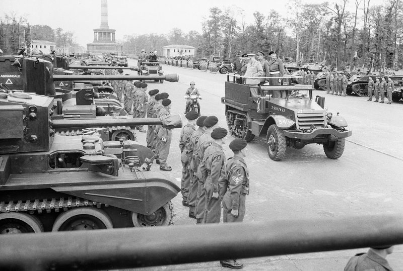 Уинстон Черчилль в сопровождении фельдмаршала сэра Бернарда Монтгомери и фельдмаршала сэра Алана Брука осматривает танки 7-й бронетанковой дивизии во время британского парада Победы в Берлине. 1945 года.