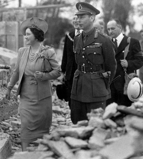 Королева Елизавета с королем Георгом VI посещают районы, подвергшиеся бомбардировкам. 1940 г.