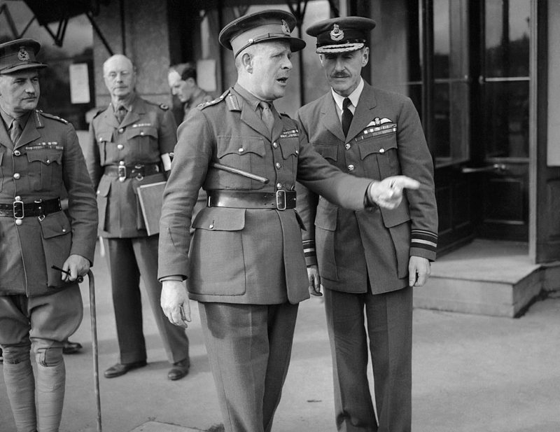 Фельдмаршал виконт Горт - главнокомандующий BEF с вице-маршалом авиации Ч. Блаунтом, командующим авиационным компонентом, возле отеля Moderne, Аррас. 1939 г.