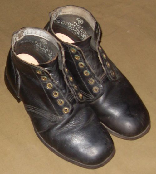 Черные кожаные яловые ботинки.