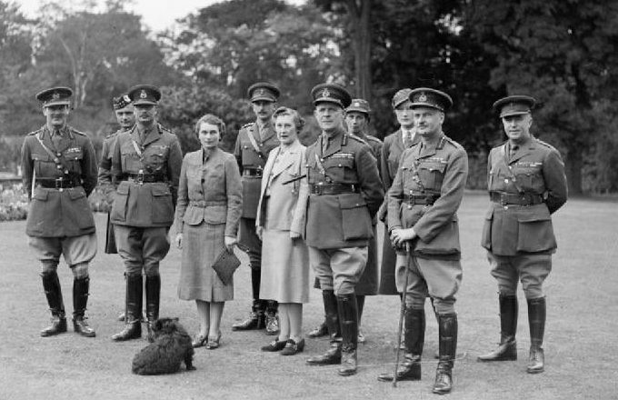 Лорд Горт и леди Горт со штабными офицерами в Штабном колледже в Кемберли. 1939 г.