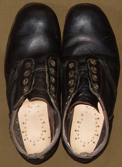 Черные кожаные яловые ботинки.